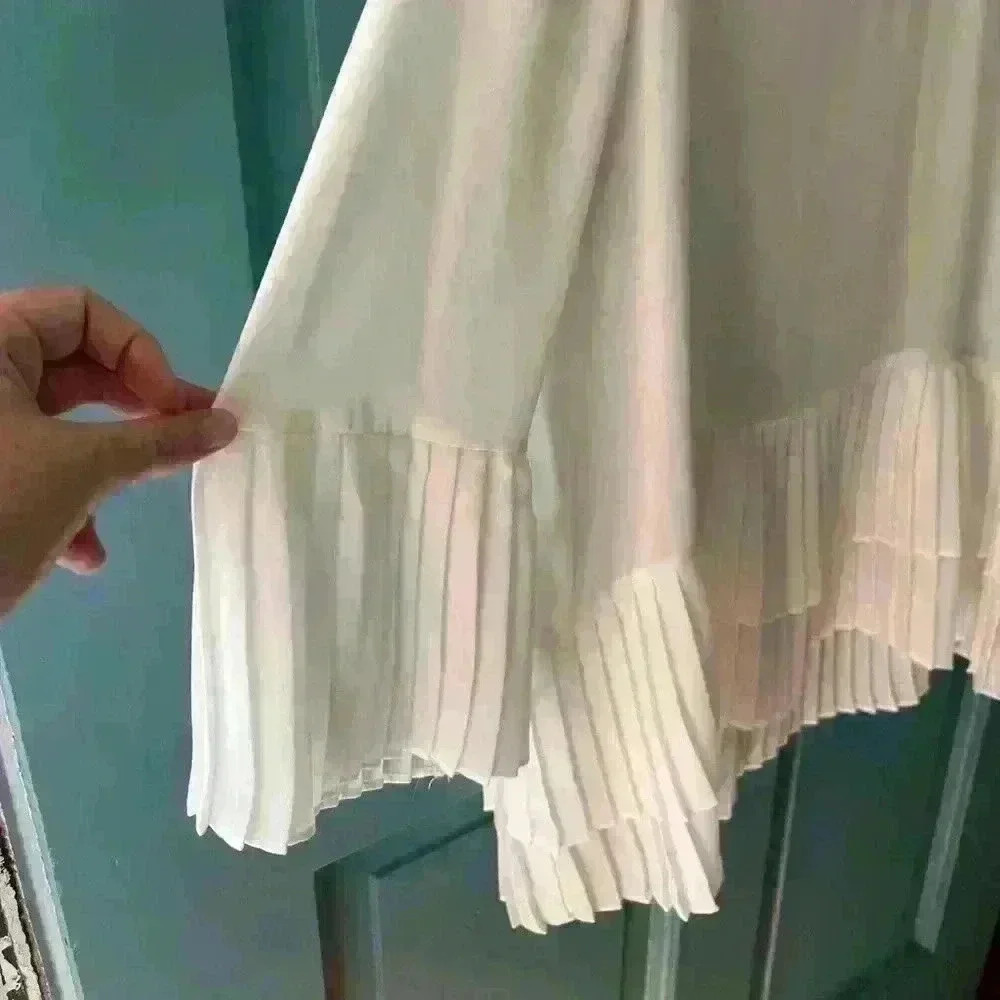 Simply Vera Vera Wang- White top with pleated detail- Medium - Picture 4 of 5